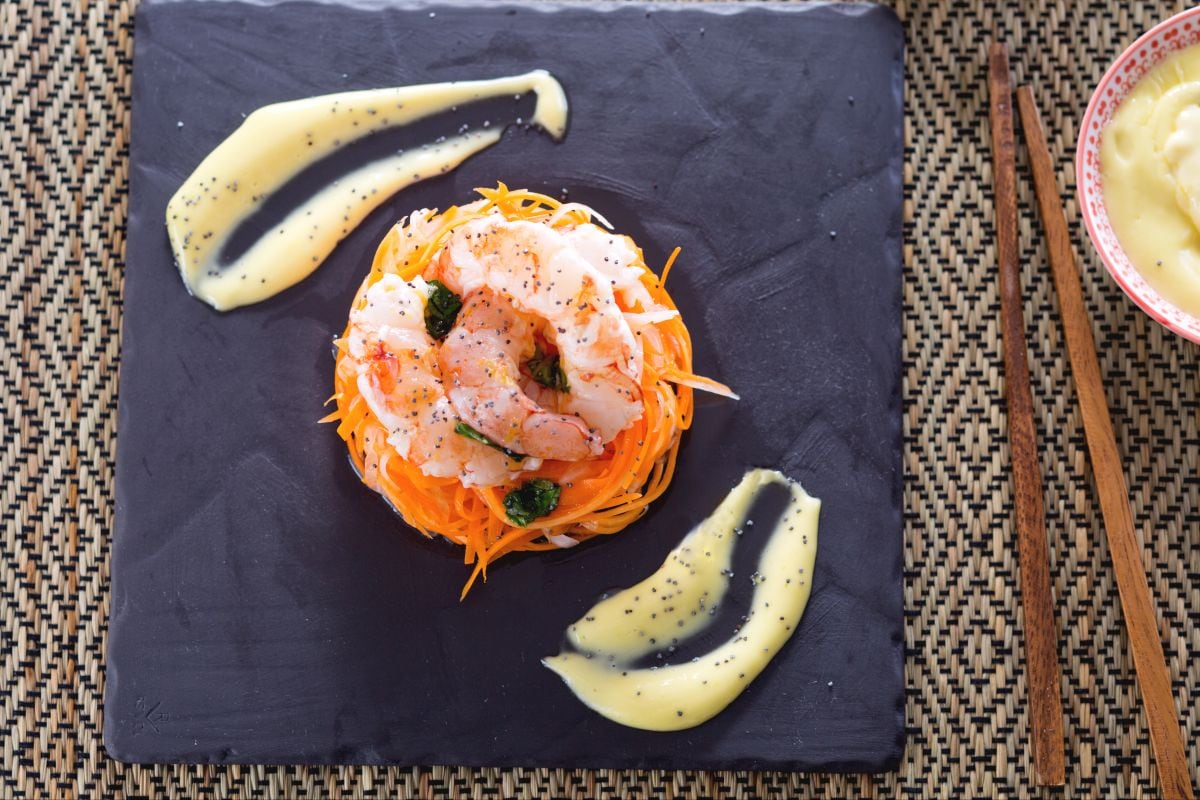 Salada de daikon e camarões
