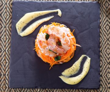 Salada de daikon e camarões