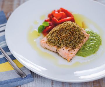Filé de salmão com crosta crocante sobre creme de abobrinha e hortelã
