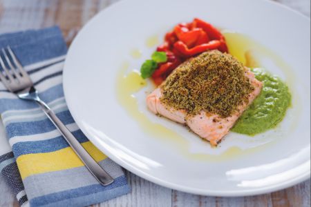 Filé de salmão com crosta crocante sobre creme de abobrinha e hortelã