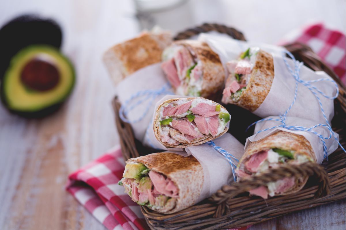 Wrap de atum e abacate com molho de iogurte e daikon