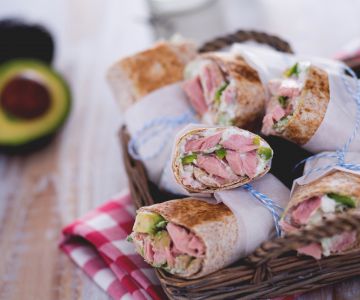 Wrap de atum e abacate com molho de iogurte e daikon