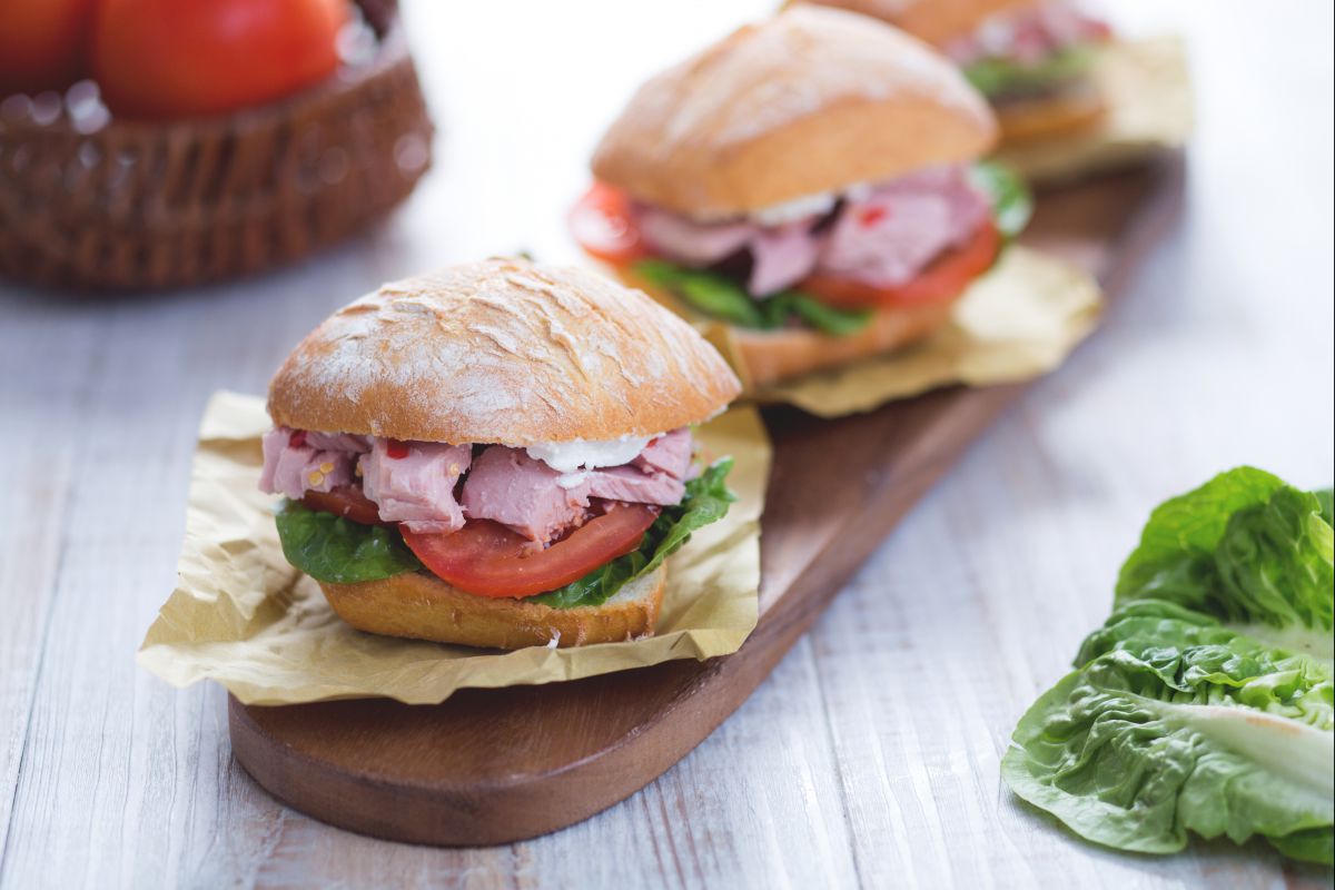 Sanduíche picante com atum, queijo de cabra e pesto de azeitonas