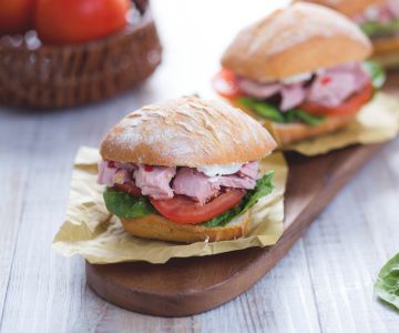 Sanduíche picante com atum, queijo de cabra e pesto de azeitonas