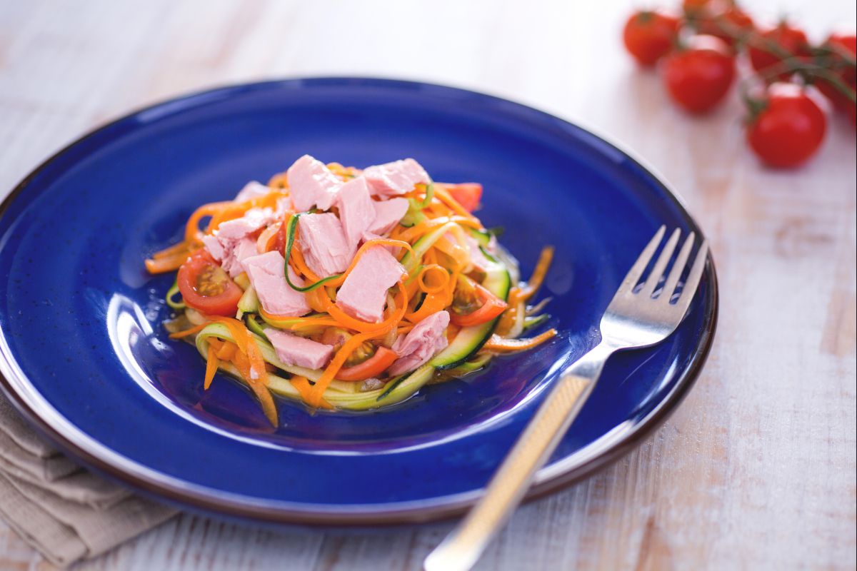 Noodles de abobrinha e cenoura com atum e tomate
