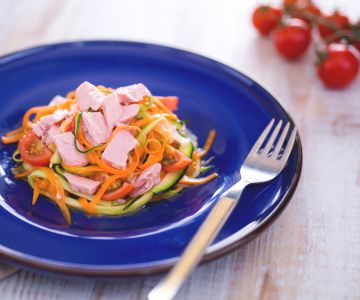 Noodles de abobrinha e cenoura com atum e tomate