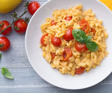 Spatzle com tomate e limão