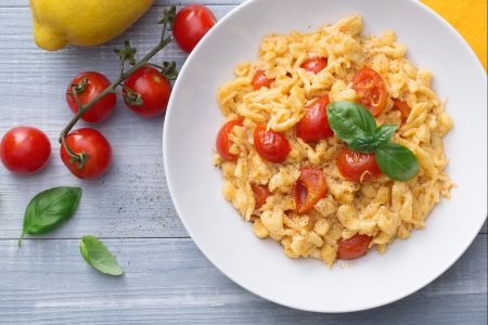 Spatzle com tomate e limão