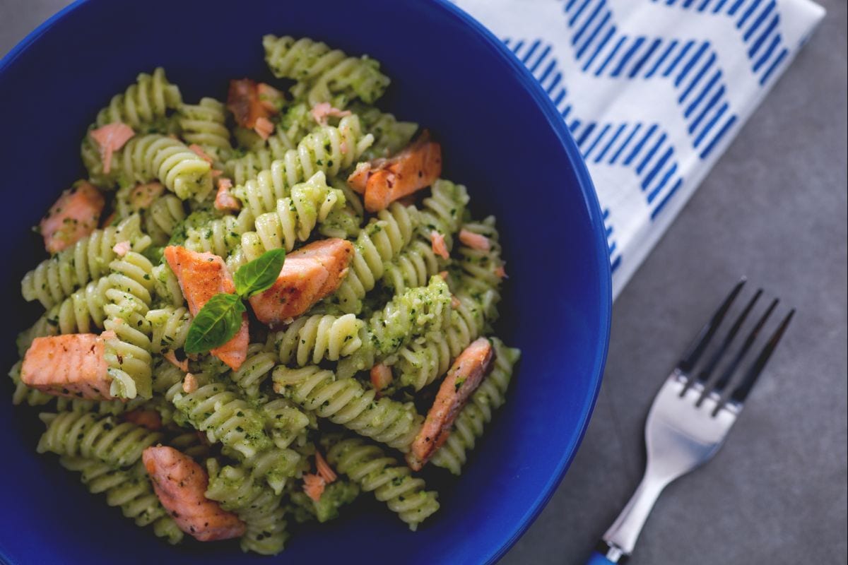 Fusilli ao pesto de abobrinha com salmão