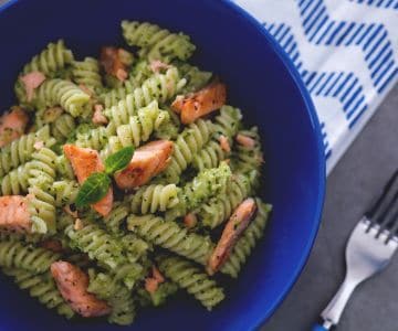 Fusilli ao pesto de abobrinha com salmão