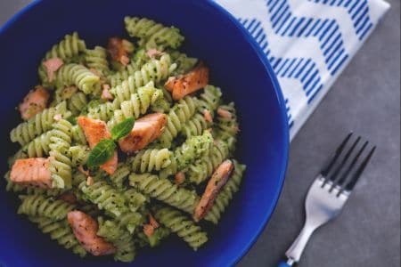 Fusilli ao pesto de abobrinha com salmão