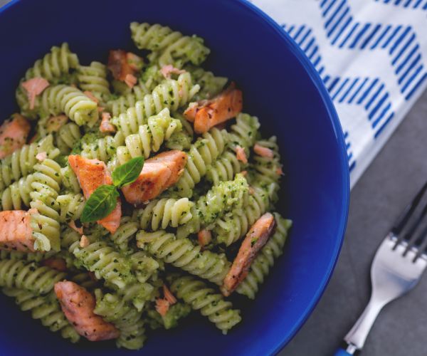 Fusilli ao pesto de abobrinha com salmão