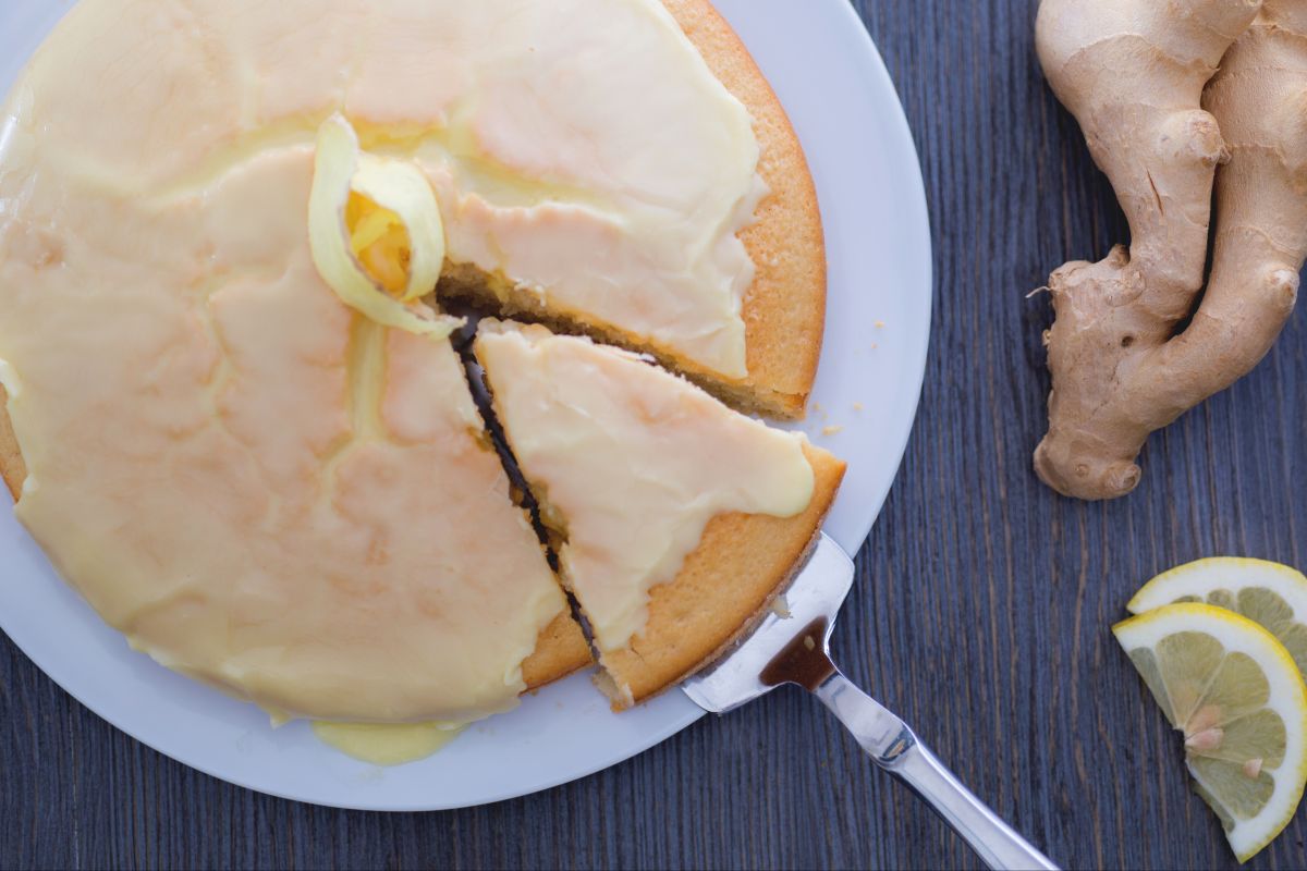 Bolo de água com limão e gengibre