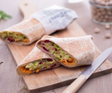 Wrap com homus picante e vegetais
