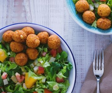 Almôndegas na salada