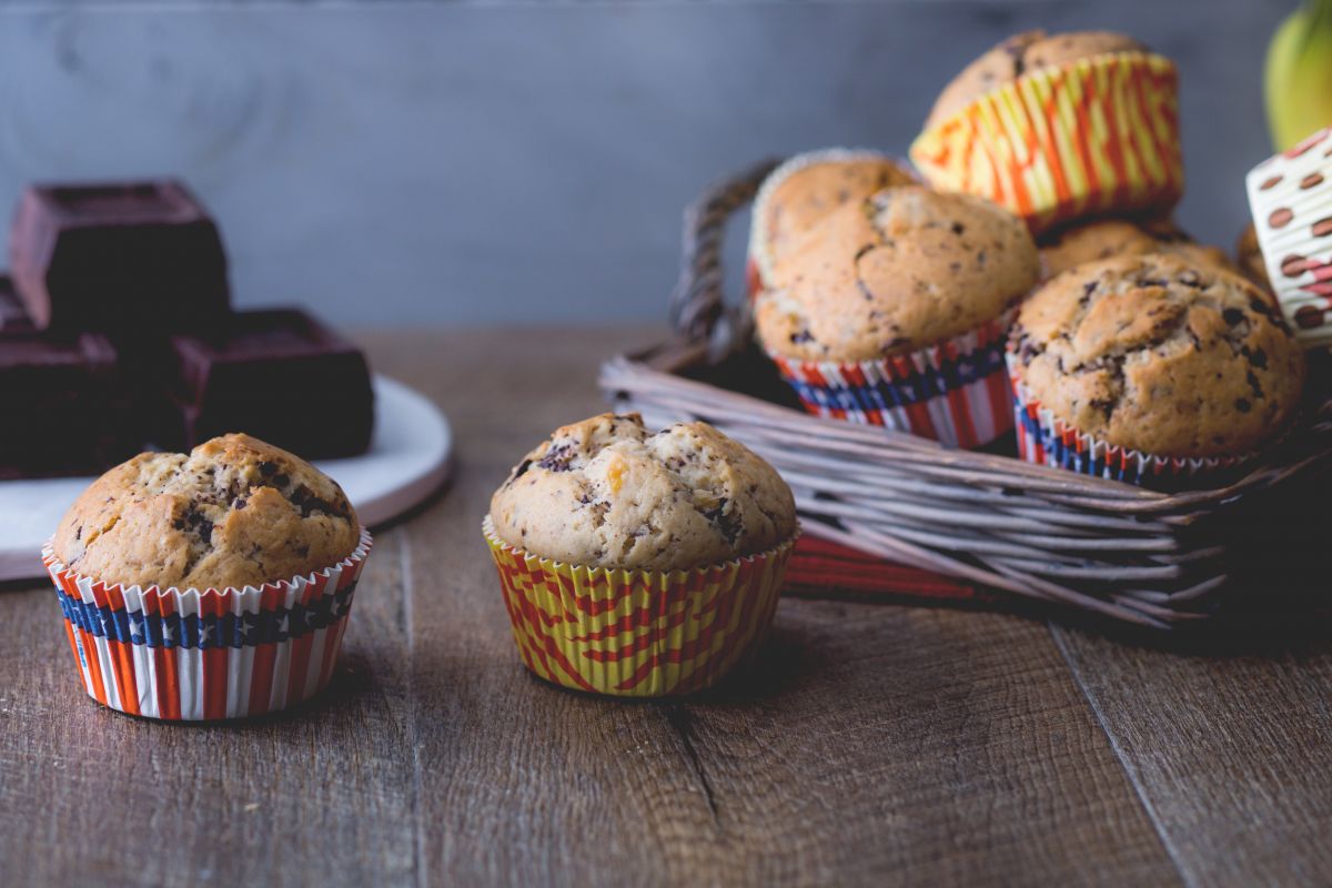 Muffin de banana com gotas de chocolate (muffin do bom humor)