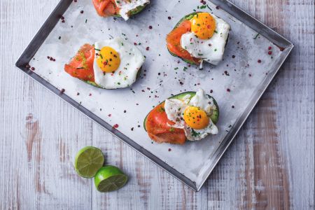 Abacate, ovos e salmão