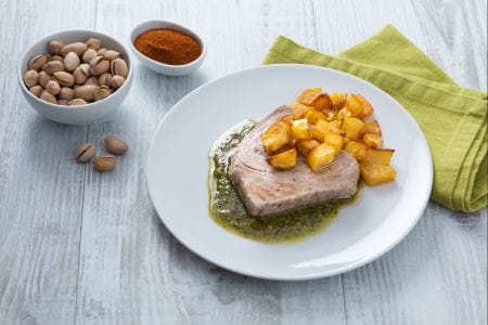 Filé de atum com pesto de pistache