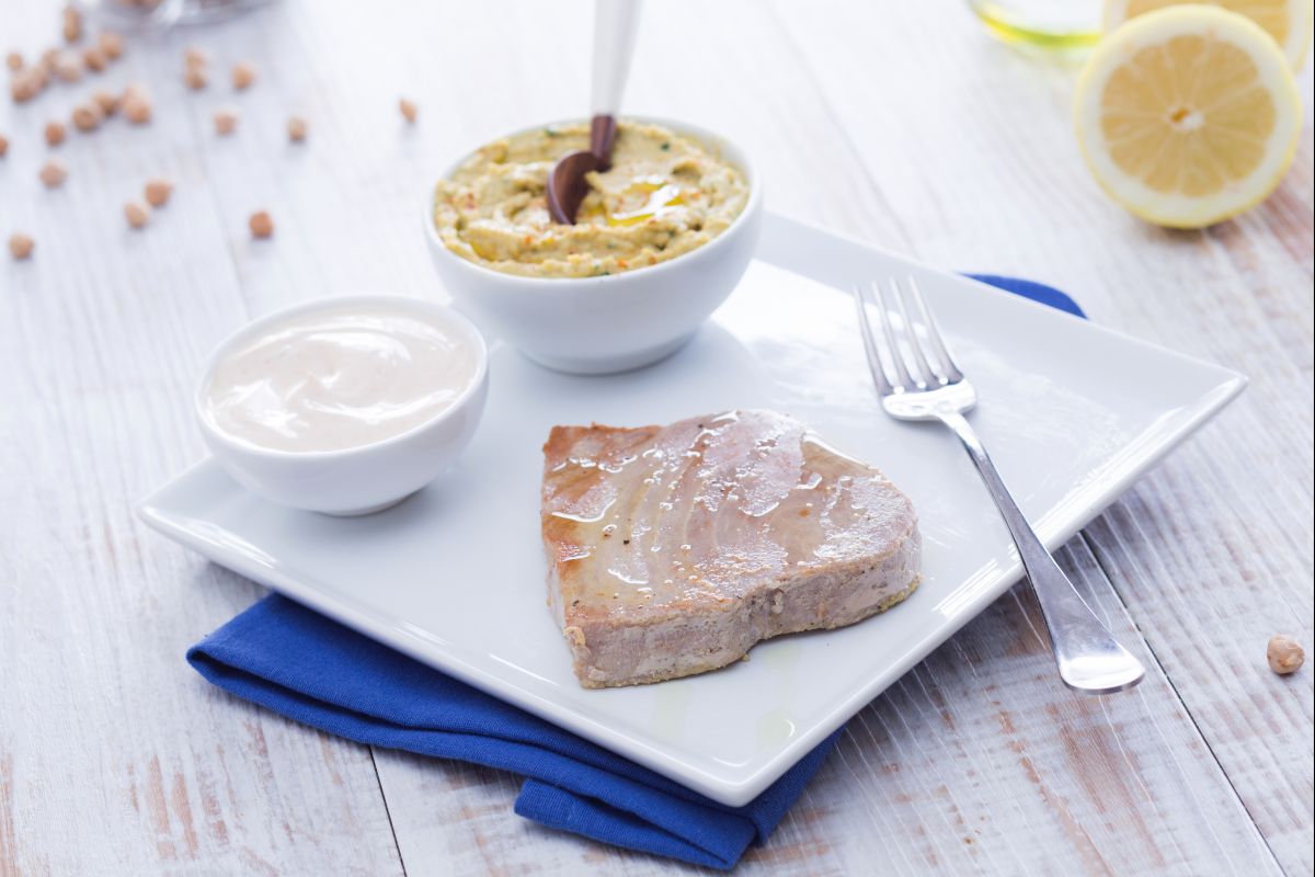 Filés de atum com tahine e hummus