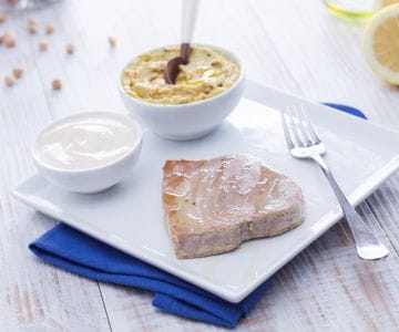 Filés de atum com tahine e hummus