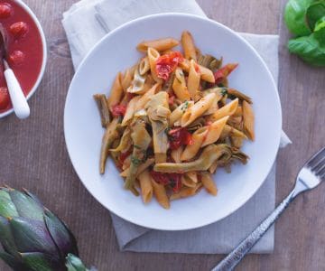 Penne com alcachofras e tomate