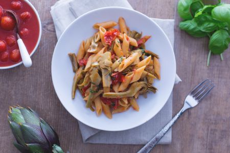 Penne com alcachofras e tomate