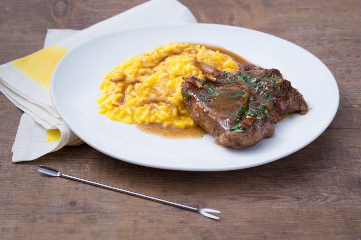 Ossobuco à milanesa com risoto amarelo