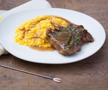 Ossobuco à milanesa com risoto amarelo