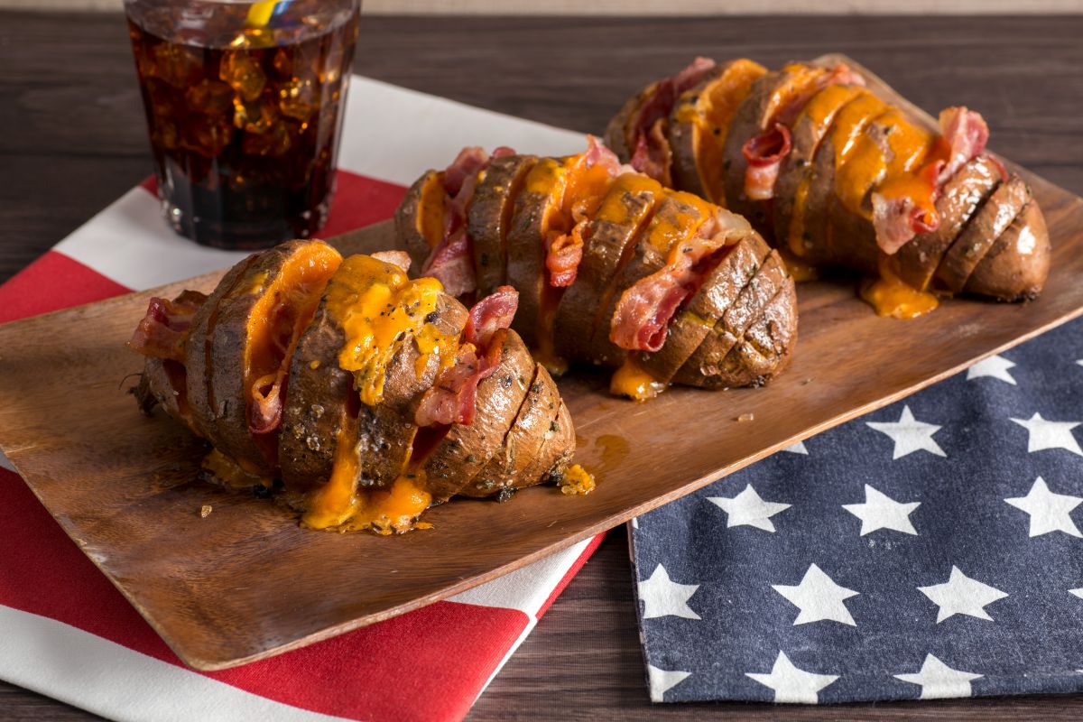 Batatas americanas com cheddar e bacon