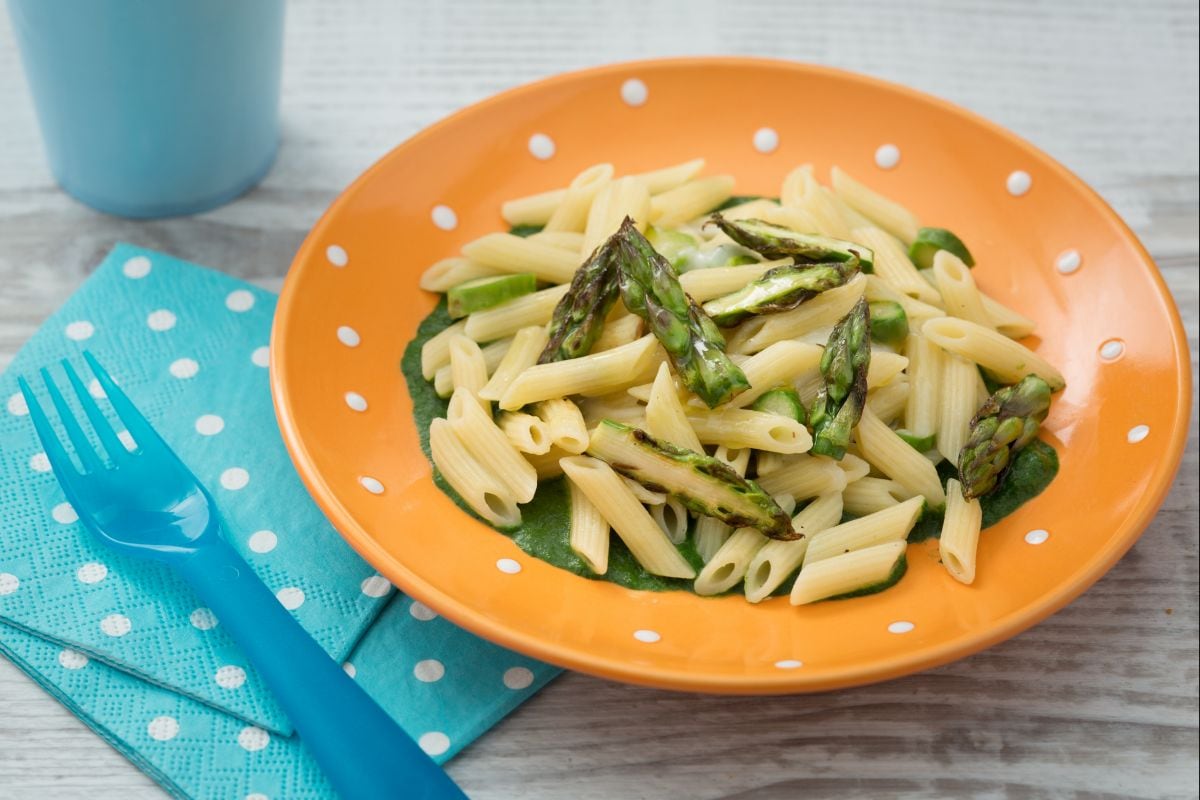 Mini penne com brotos de aspargos e creme de espinafre