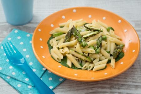 Mini penne com brotos de aspargos e creme de espinafre