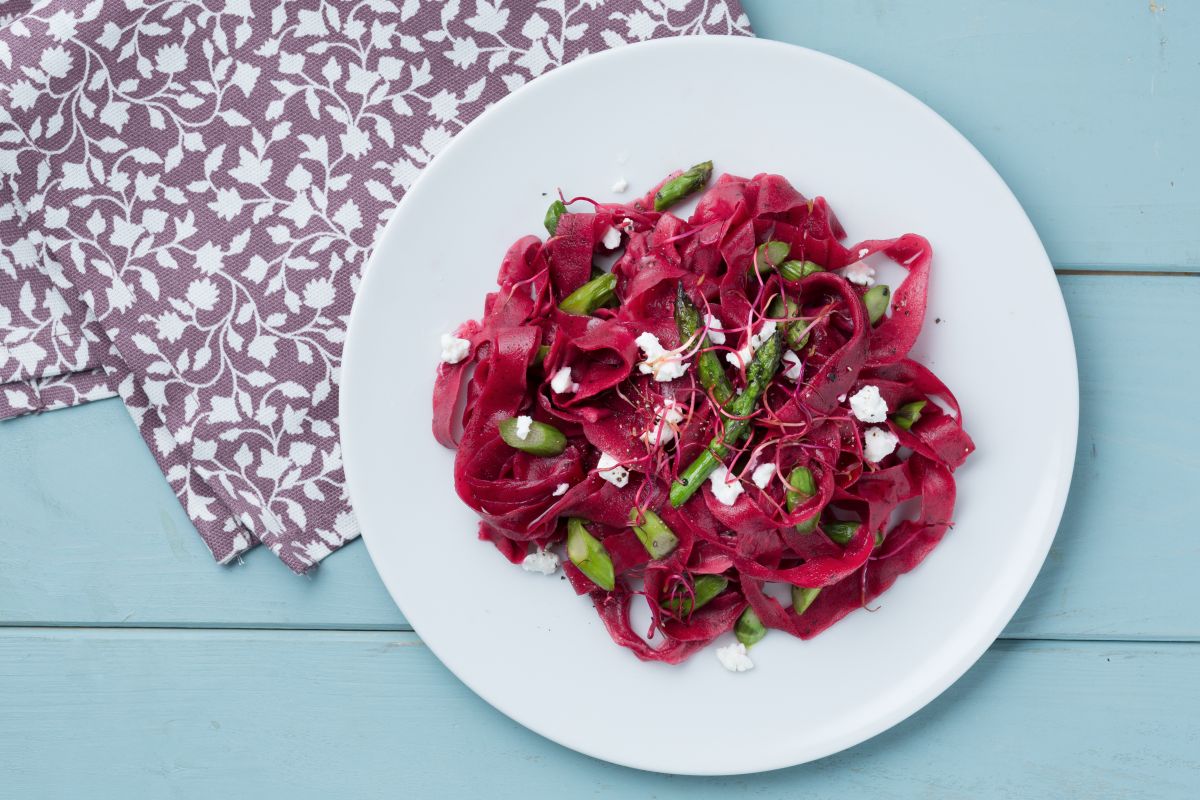 Tagliatelle de beterraba com aspargos
