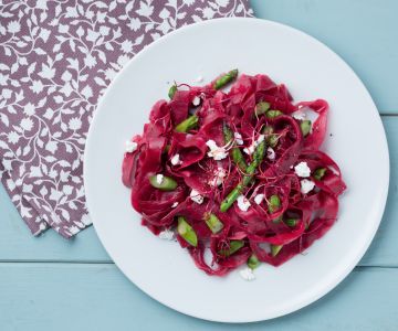 Tagliatelle de beterraba com aspargos