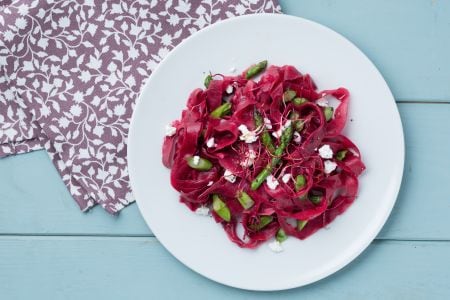 Tagliatelle de beterraba com aspargos