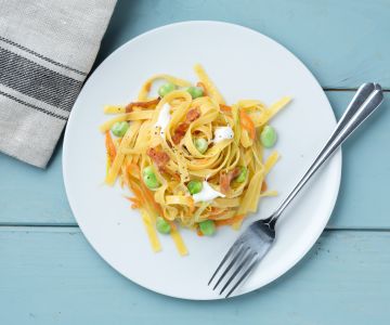 Tagliatelle com favas e stracciatella