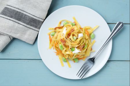 Tagliatelle com favas e stracciatella