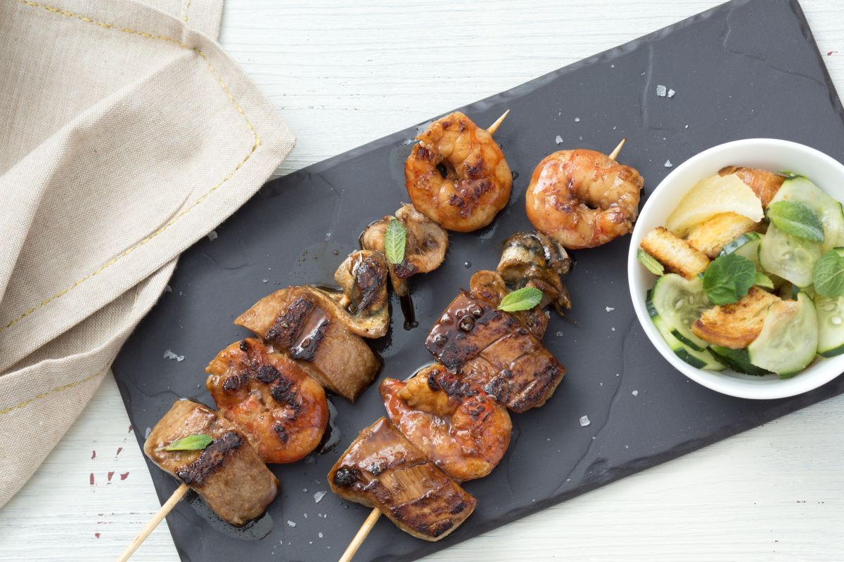 Espetinhos de peixe com molho Worcestershire