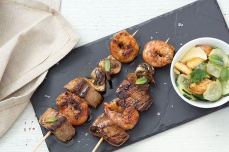 Espetinhos de peixe com molho Worcestershire