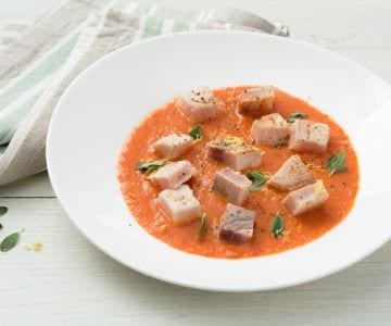 Peixe-espada com molho de tomate