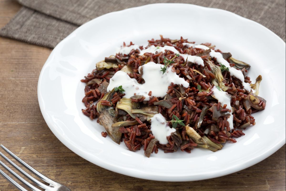 Arroz vermelho selvagem com corações de alcachofra e stracchino