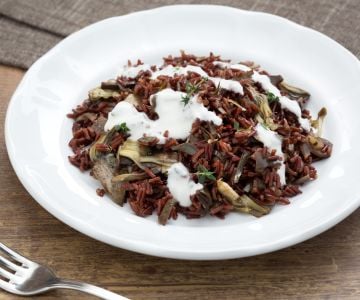 Arroz vermelho selvagem com corações de alcachofra e stracchino