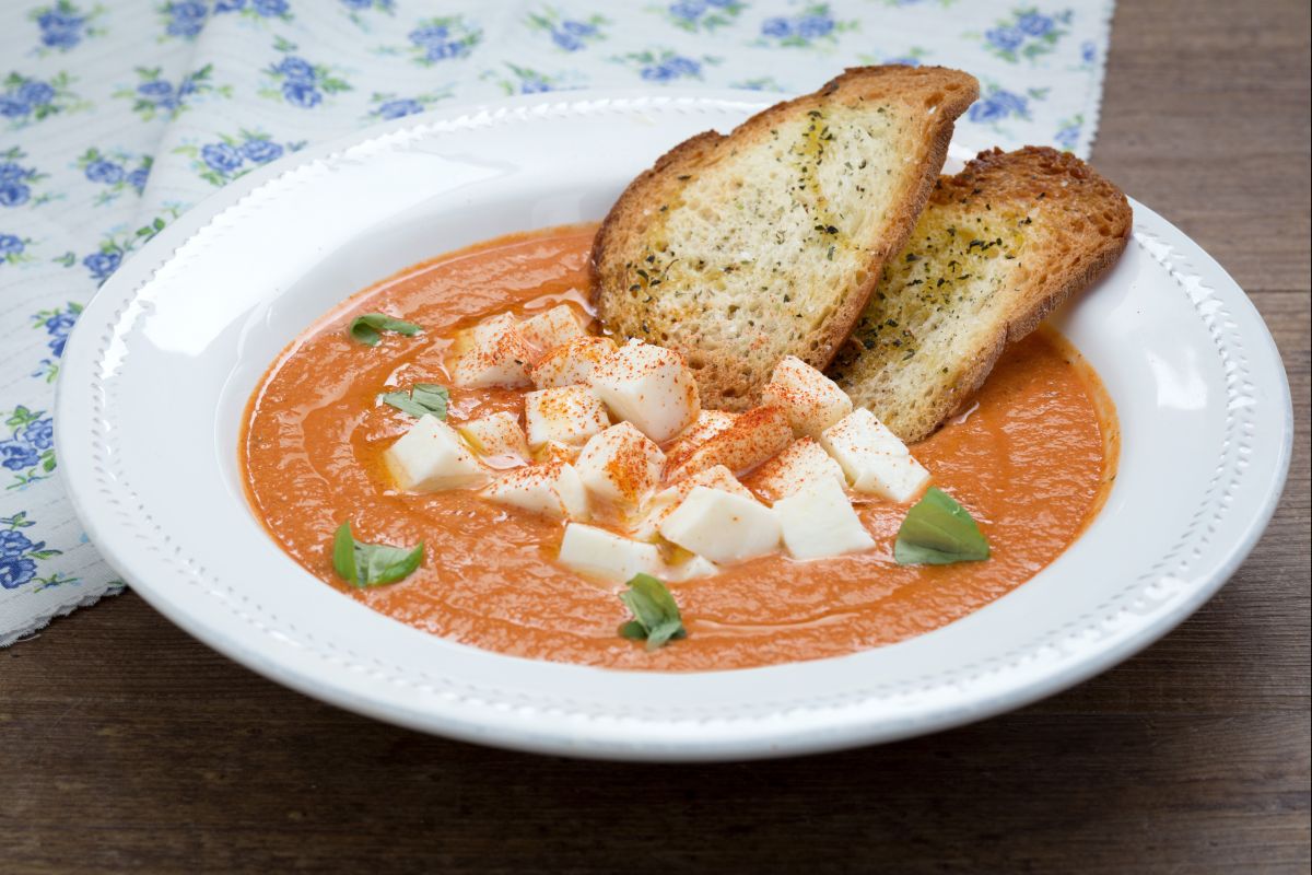 Sopa de tomates assados e mussarela