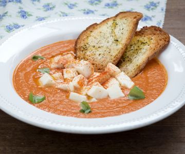Sopa de tomates assados e mussarela