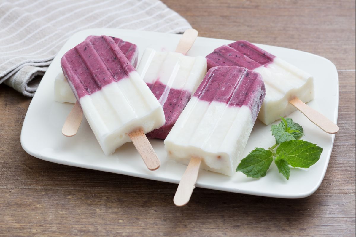Sorvete de iogurte e frutas no palito
