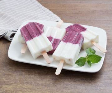 Sorvete de iogurte e frutas no palito