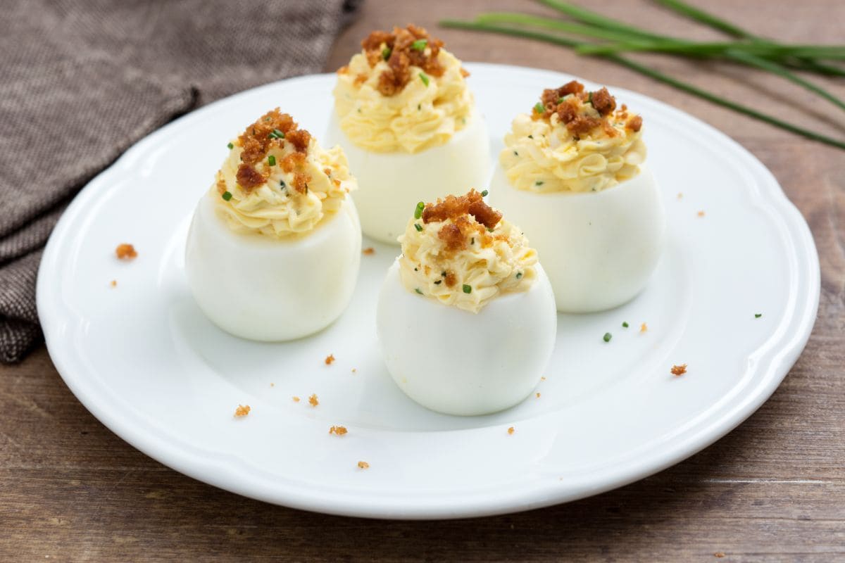 Ovos recheados com pão aromático