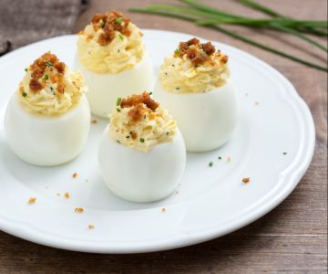 Ovos recheados com pão aromático