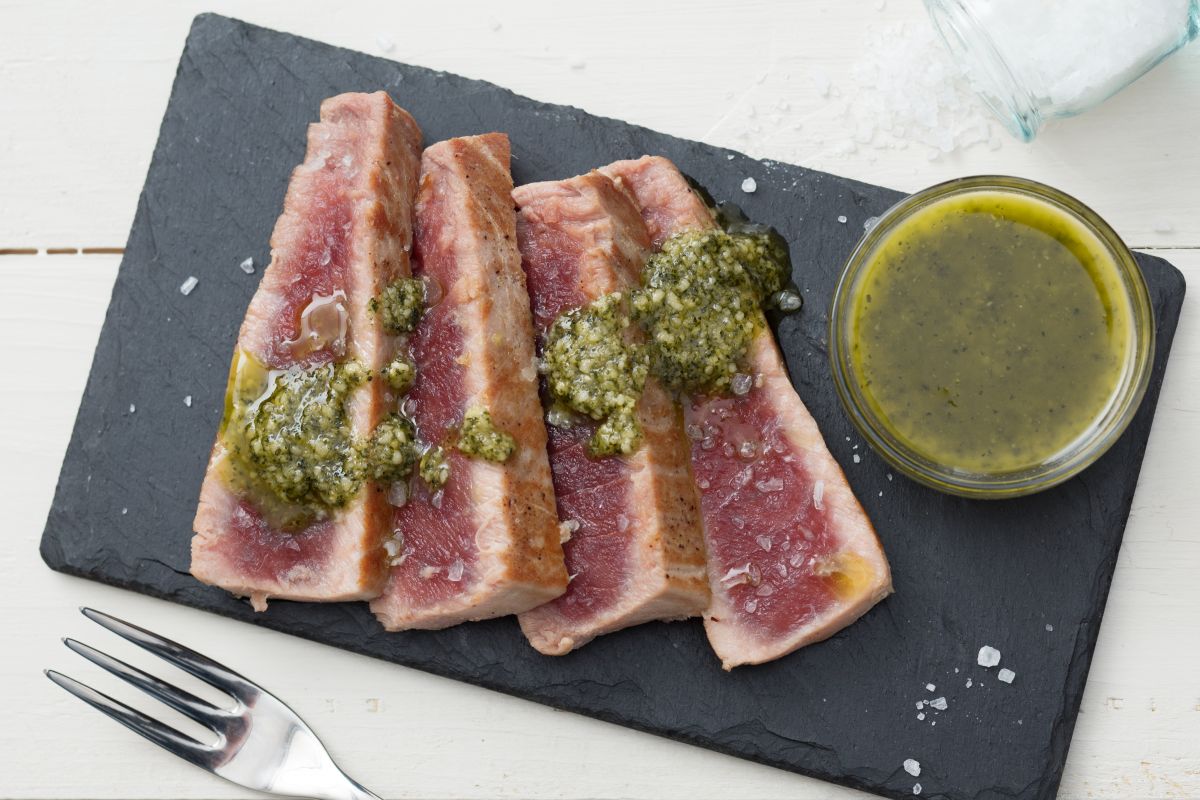 Tagliata de atum com pesto de hortelã
