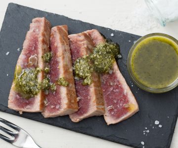 Tagliata de atum com pesto de hortelã