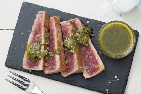 Tagliata de atum com pesto de hortelã